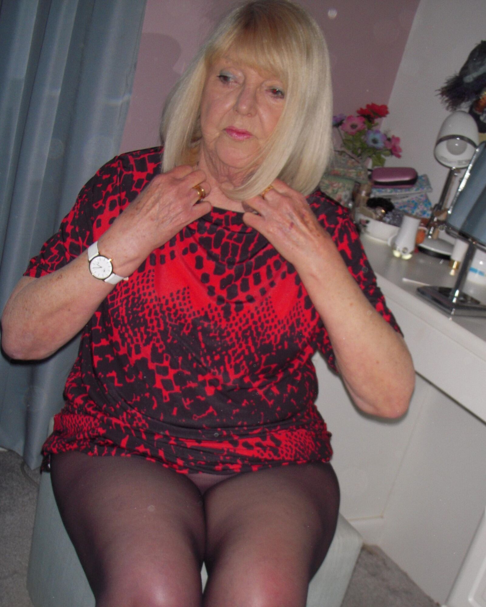 Sexy british GILF Linda with her lipstick on