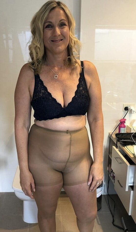 Milf Cindy wearing some pantyhose