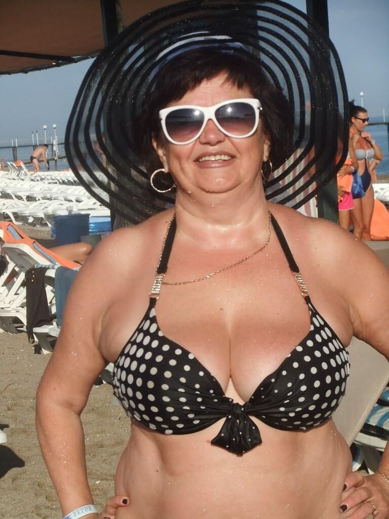 Madura y abuelas en trajes de baño
