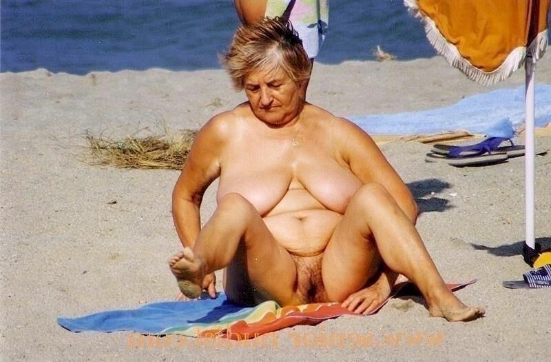 Oma/Reife am Strand ()