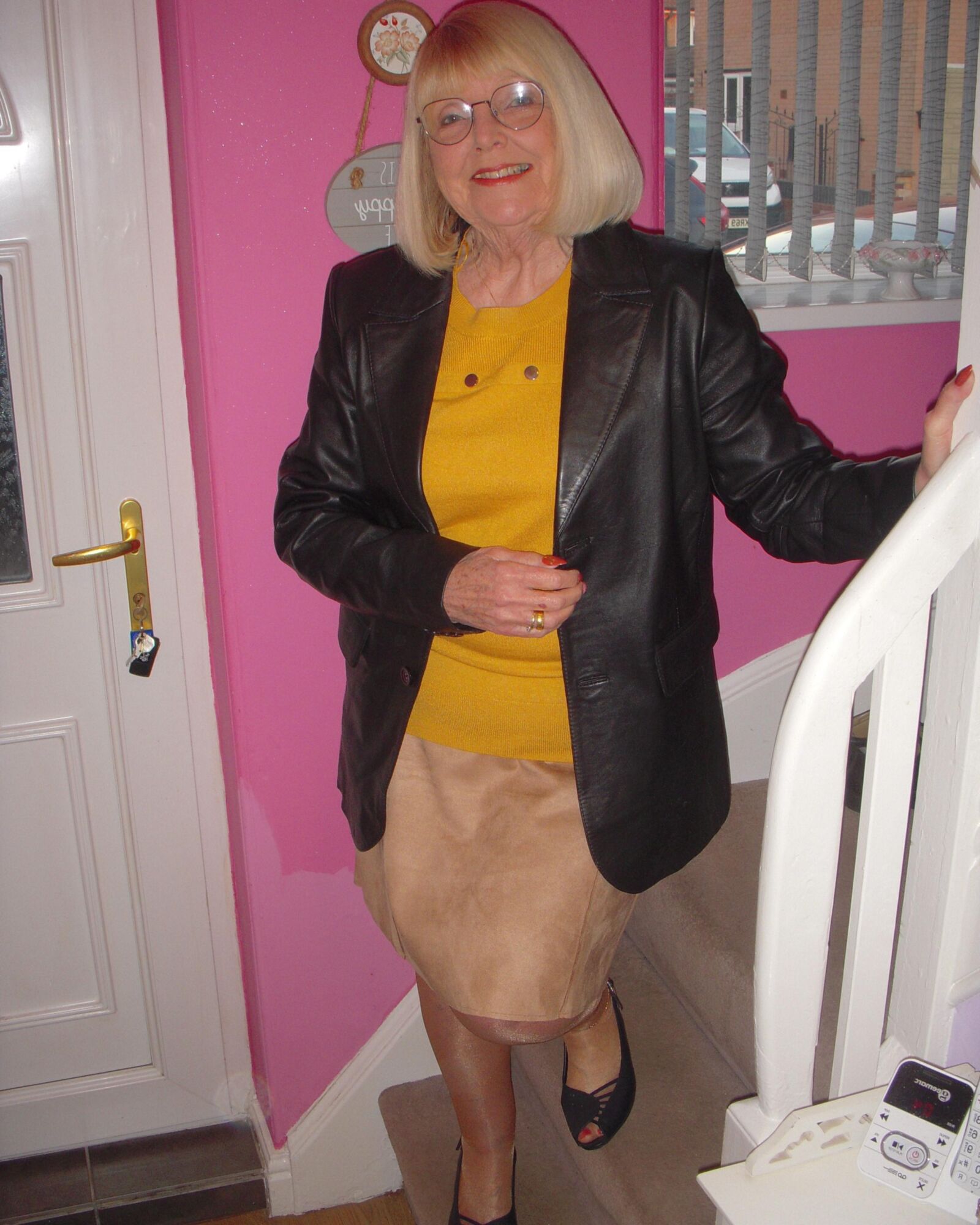 Sexy british GILF Linda with her lipstick on