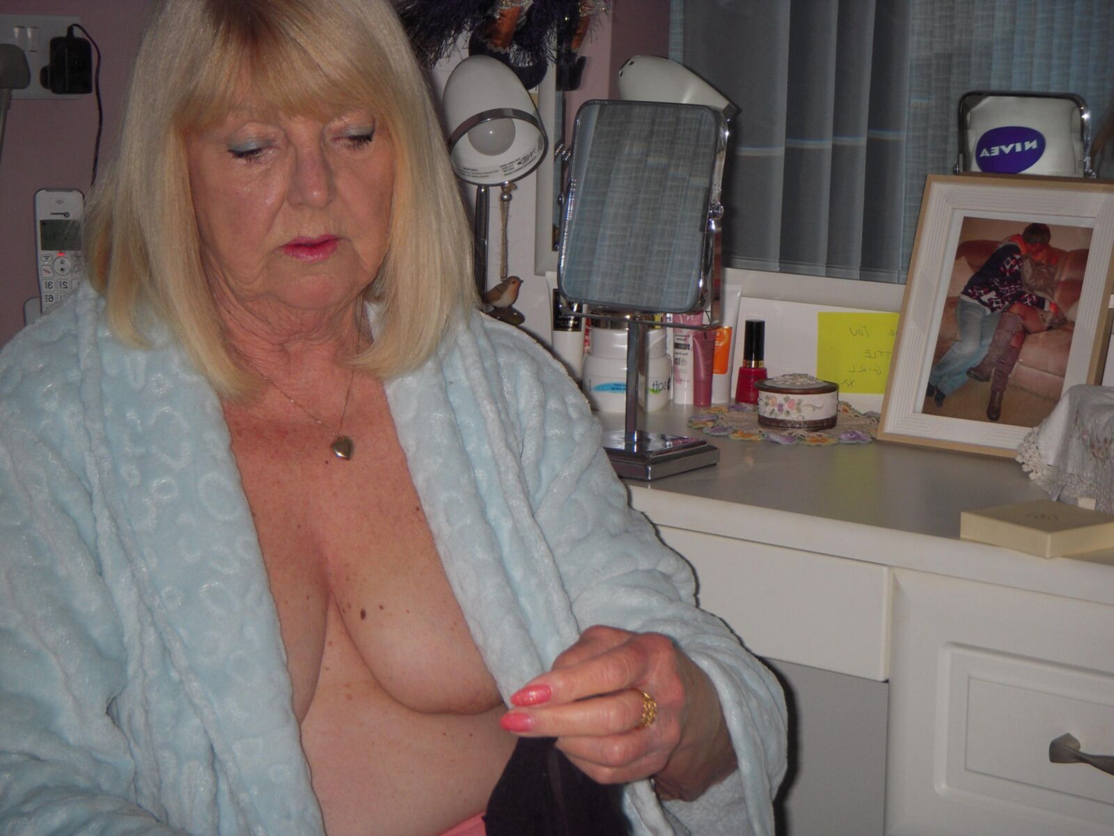 Sexy british GILF Linda with her lipstick on