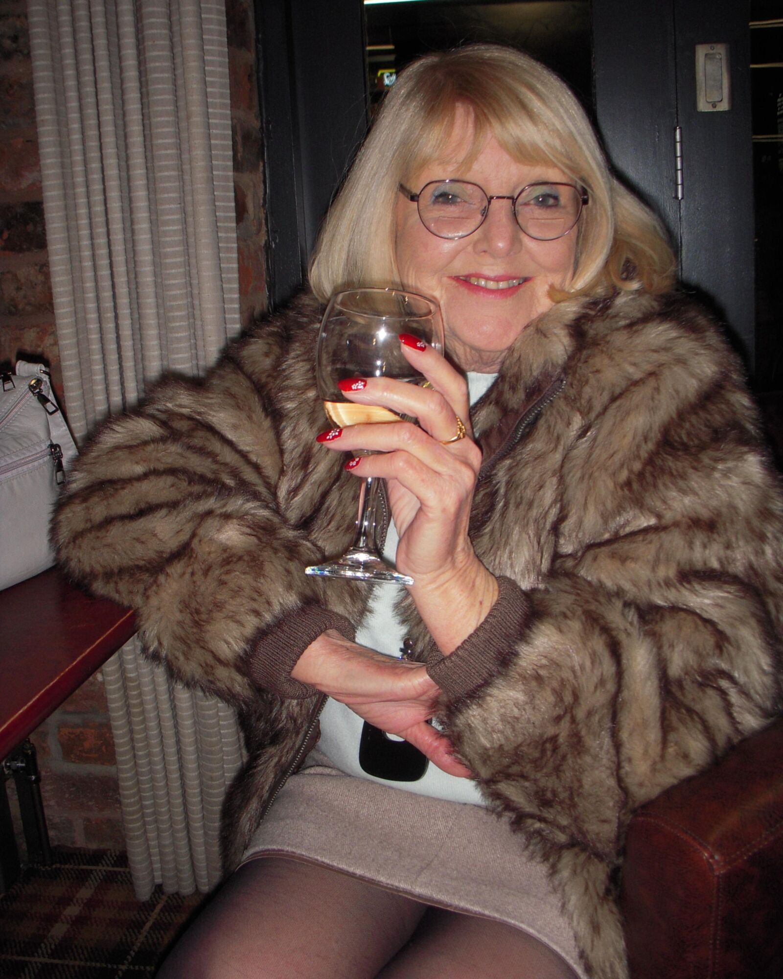Sexy british GILF Linda with her lipstick on