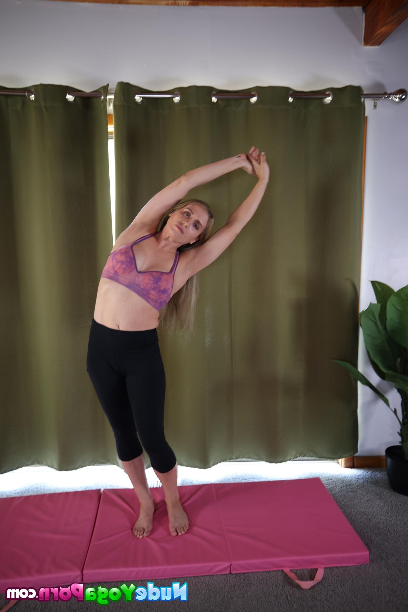 Anjelica Amore Yo Flexible Milf Angelica Strips durante el yoga
