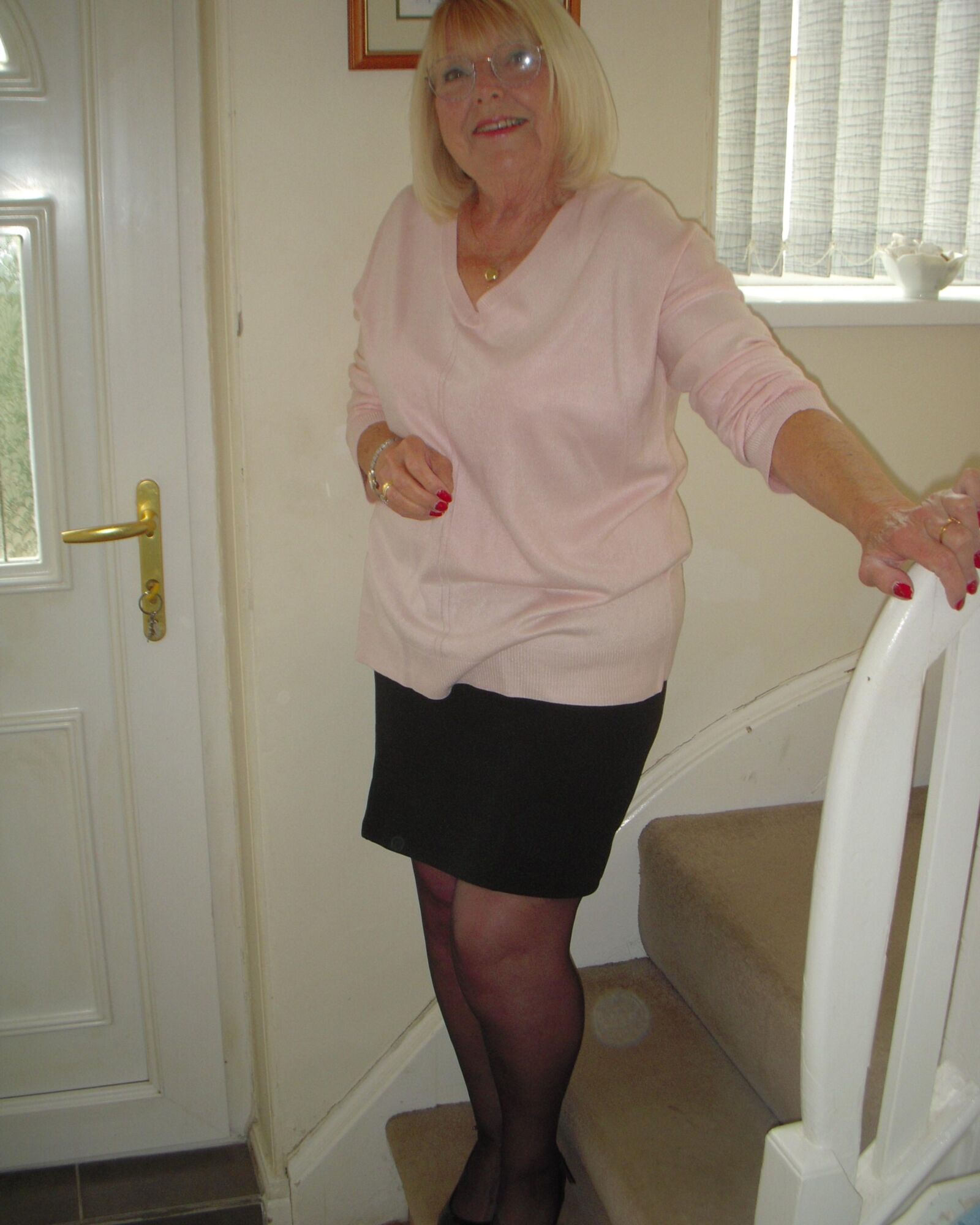 Sexy british GILF Linda with her lipstick on