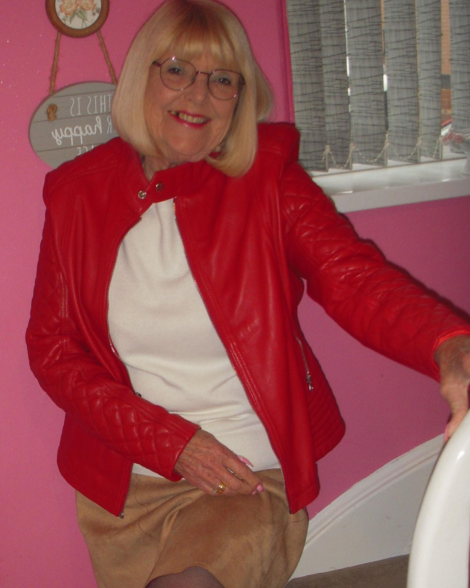 Sexy british GILF Linda with her lipstick on
