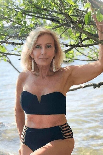 Madura y abuelas en trajes de baño