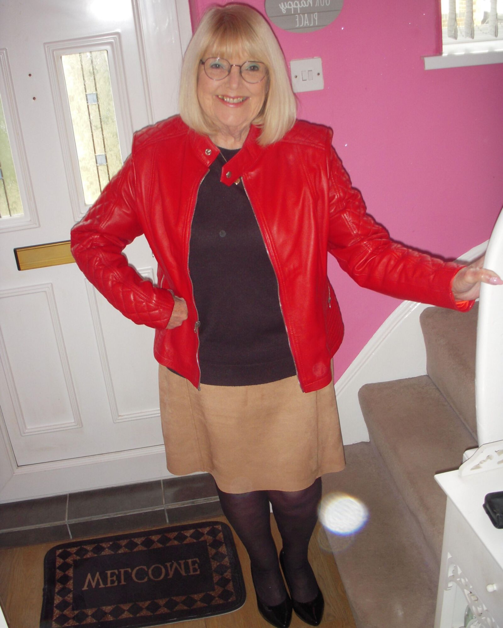 Sexy british GILF Linda with her lipstick on