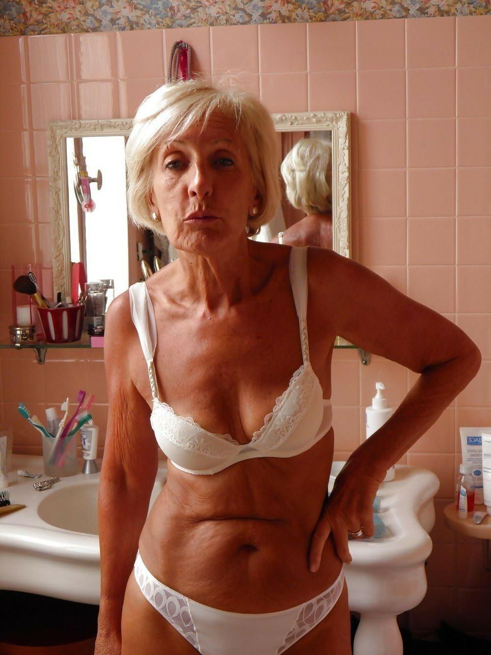 Omas und Milfs in Dessous