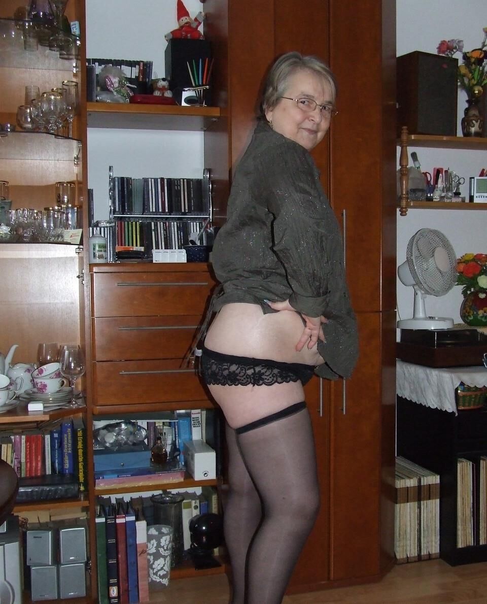 Sybille Magnifique Vieille Truie Avec de Tout Petits Nichons