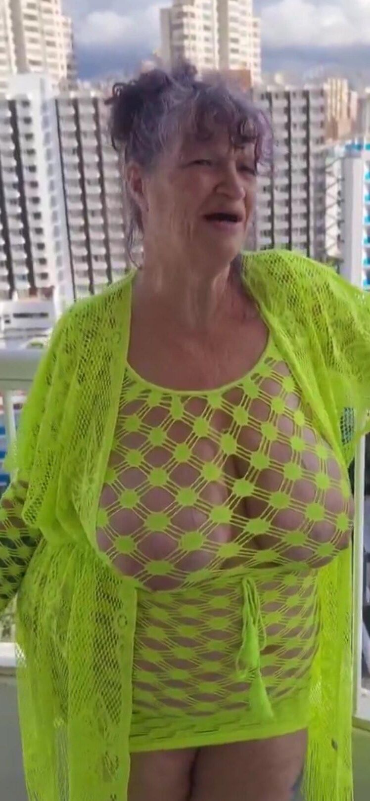 Mírame joven, no a mis tetas
