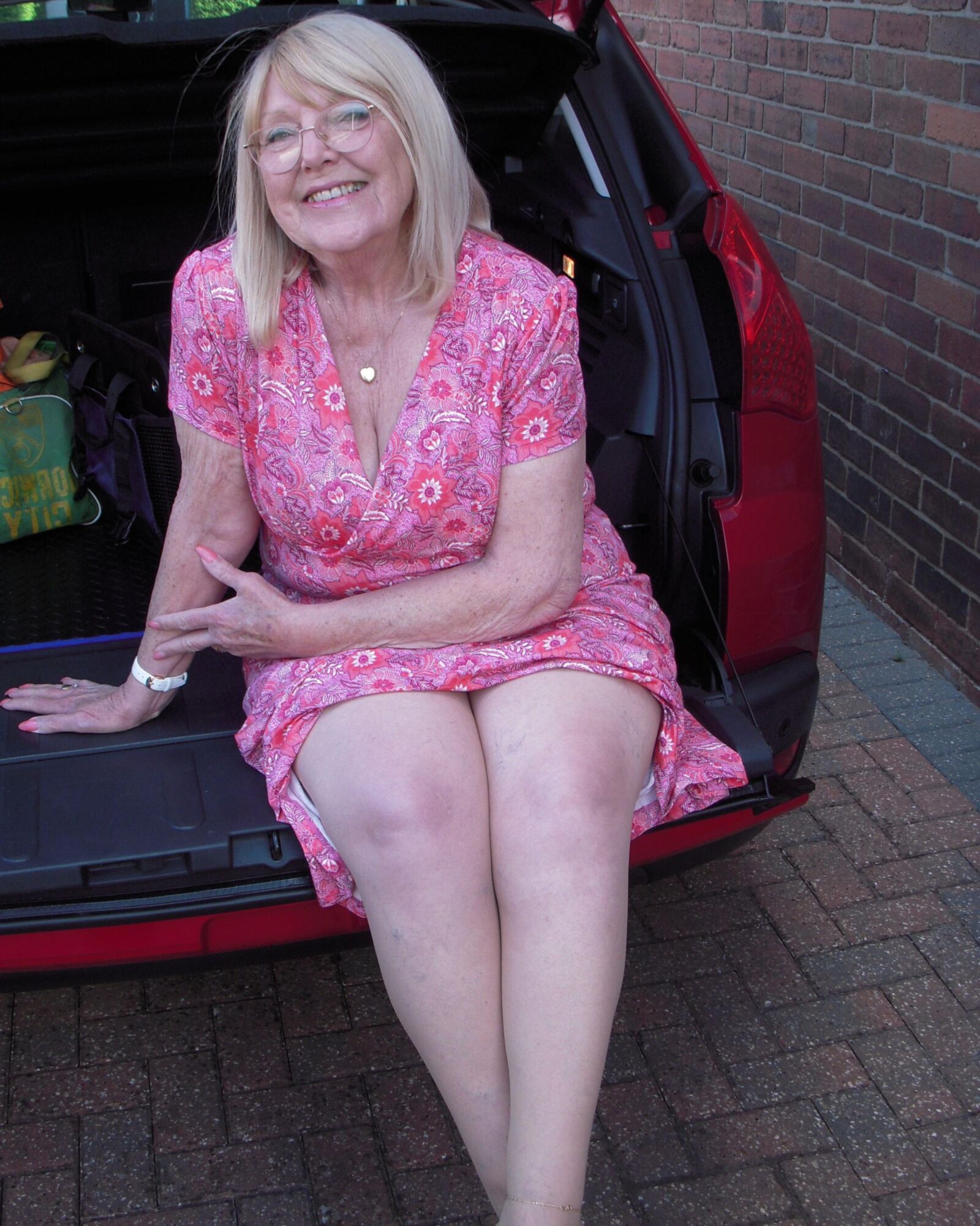 Sexy british GILF Linda with her lipstick on