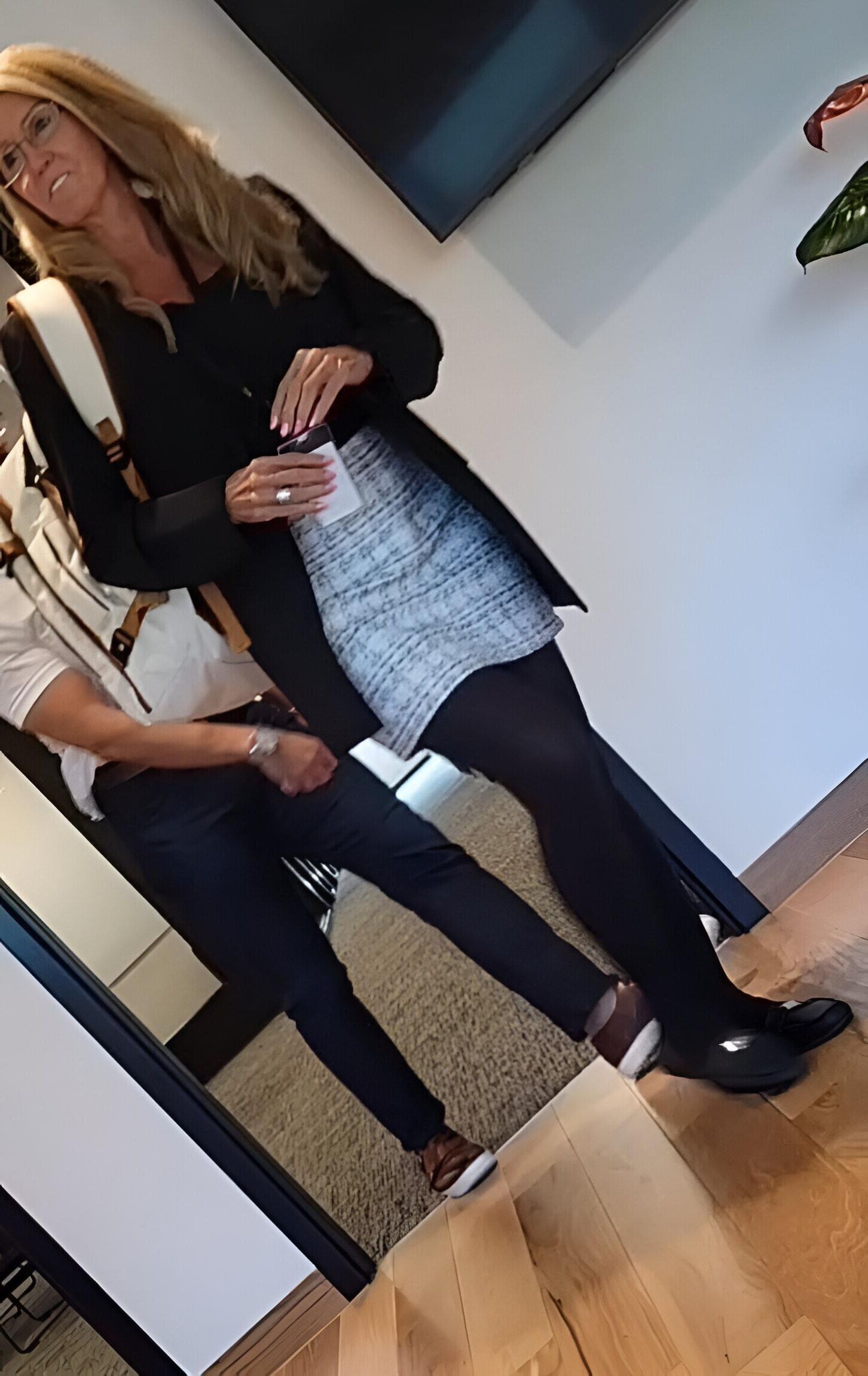 Milf de meia -calça loira no meu escritório (sincero)