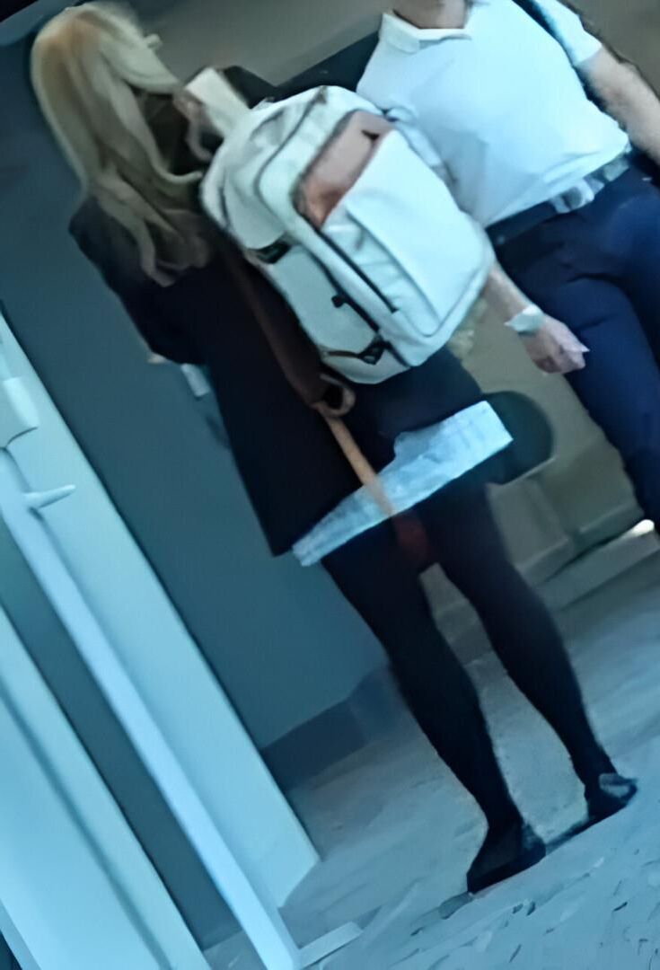 Milf de meia -calça loira no meu escritório (sincero)