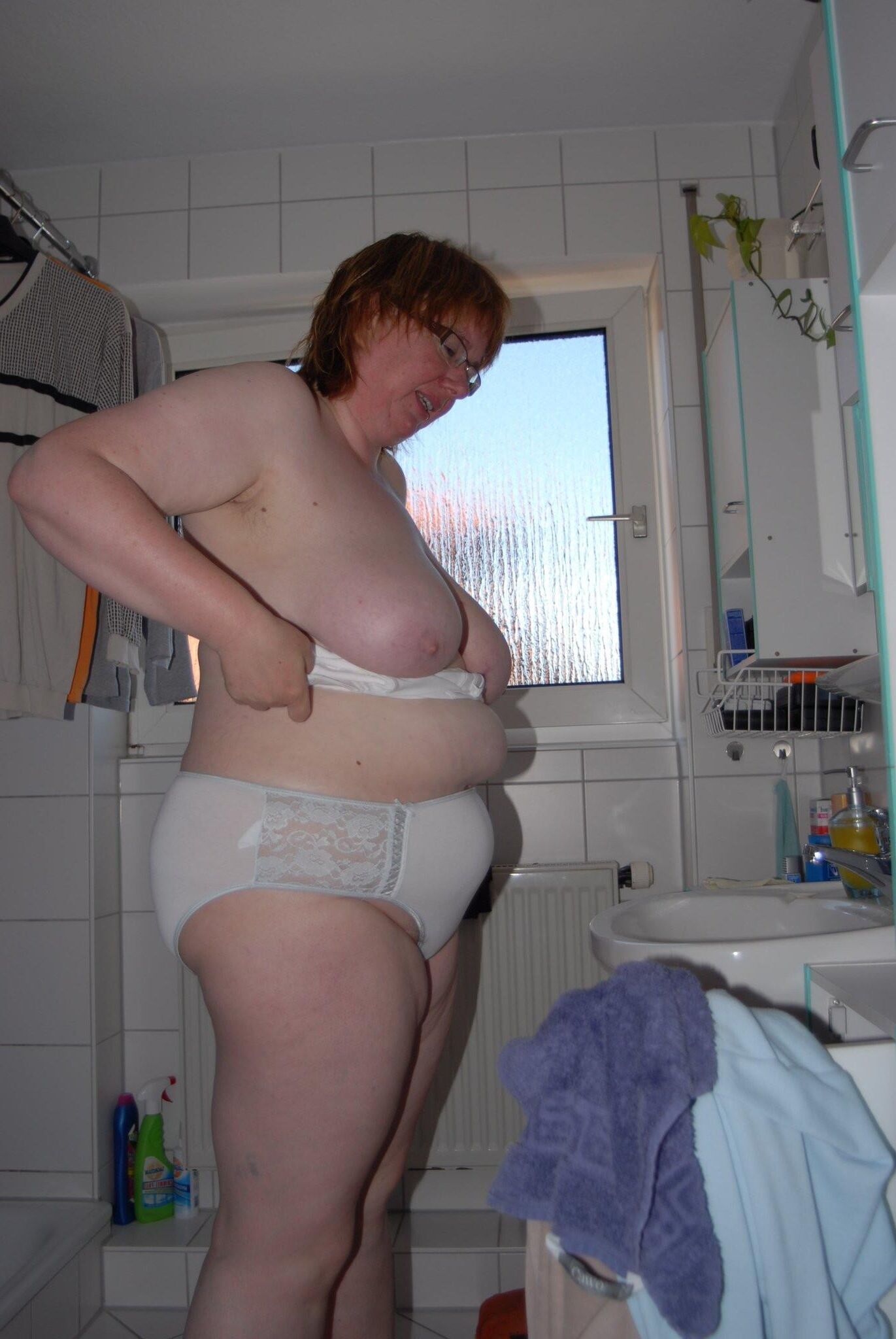 Son, you shouldn't come into the bathroom when mommy is naked 