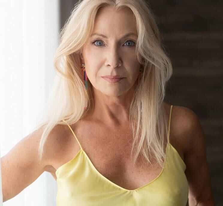 Grandes seios loiro gilf milf