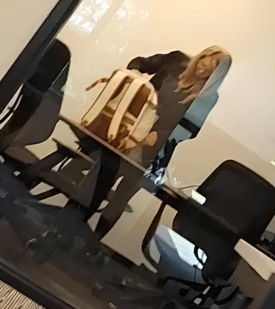 Milf de meia -calça loira no meu escritório (sincero)