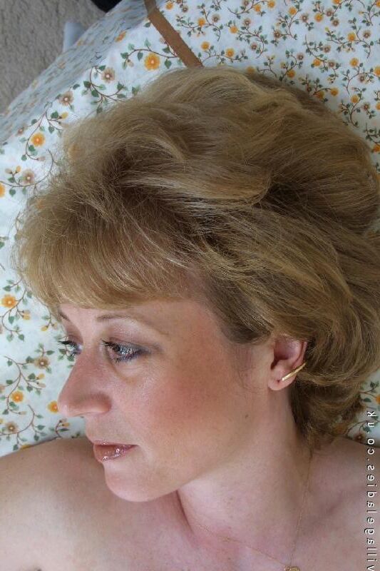 Alexandra mature élégante du Royaume-Uni