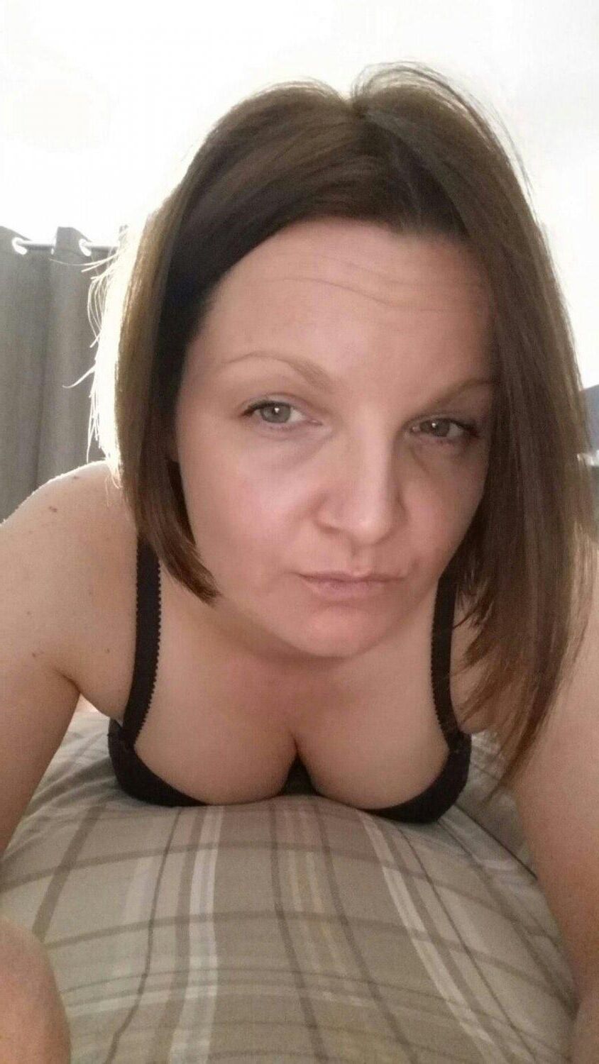Florence, yo from cornwall. I love to expose myself online