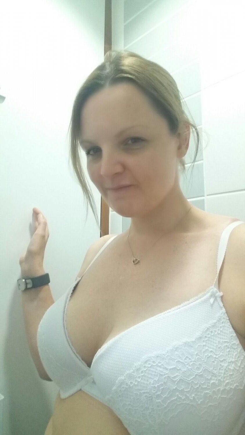 Florence, yo from cornwall. I love to expose myself online