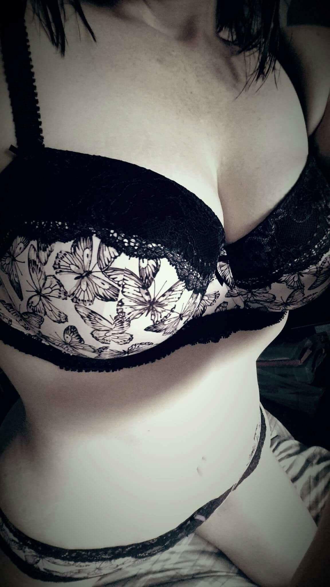 Florence, yo from cornwall. I love to expose myself online