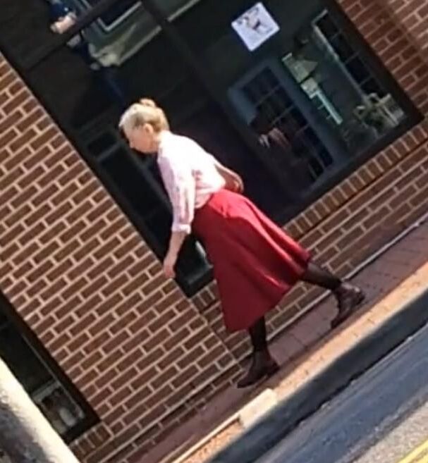Anciana en pantimedias caminando por la calle (sincera)