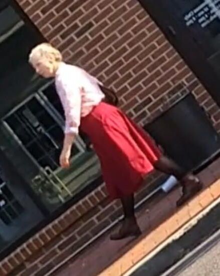 Anciana en pantimedias caminando por la calle (sincera)