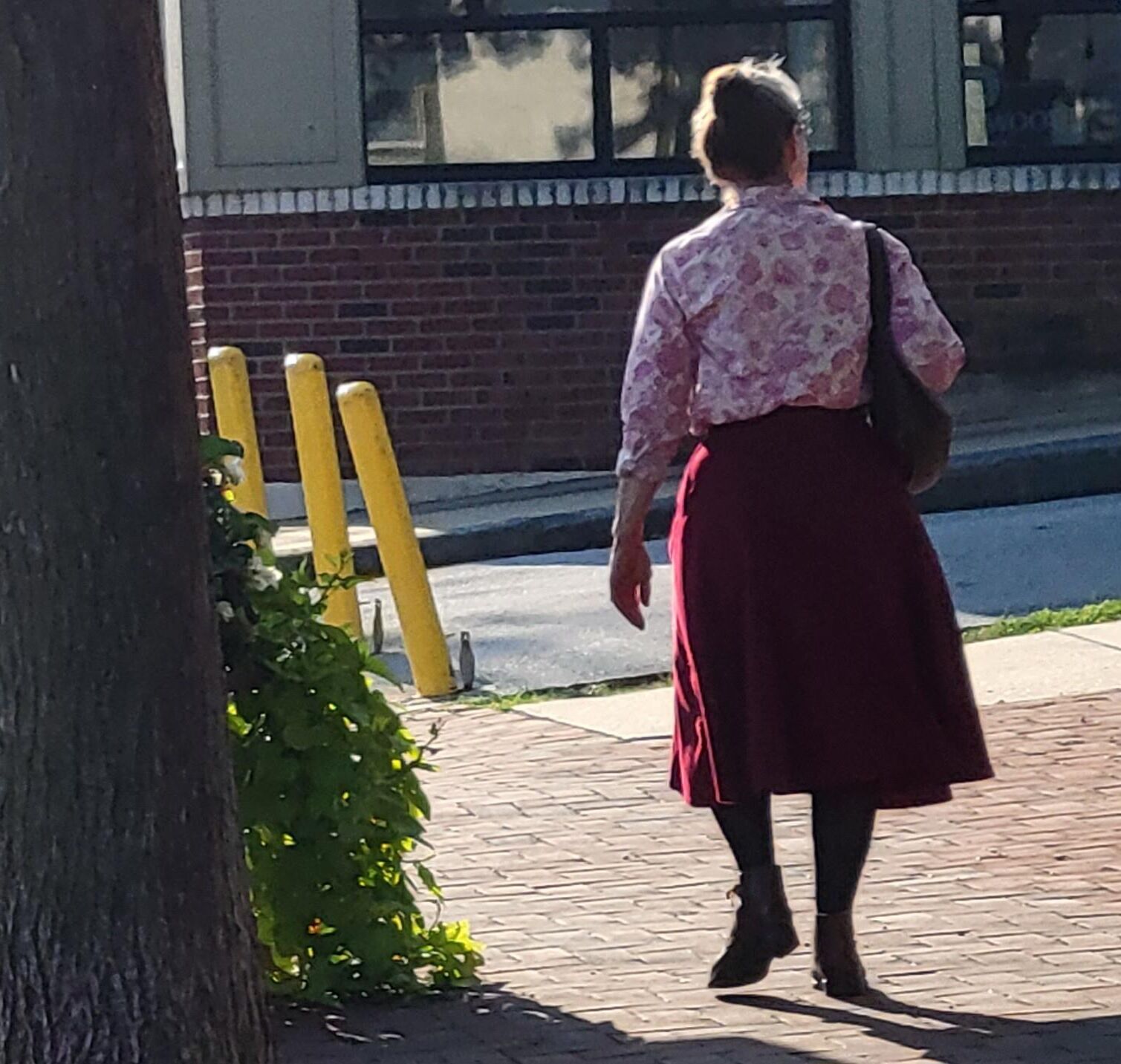 Anciana en pantimedias caminando por la calle (sincera)