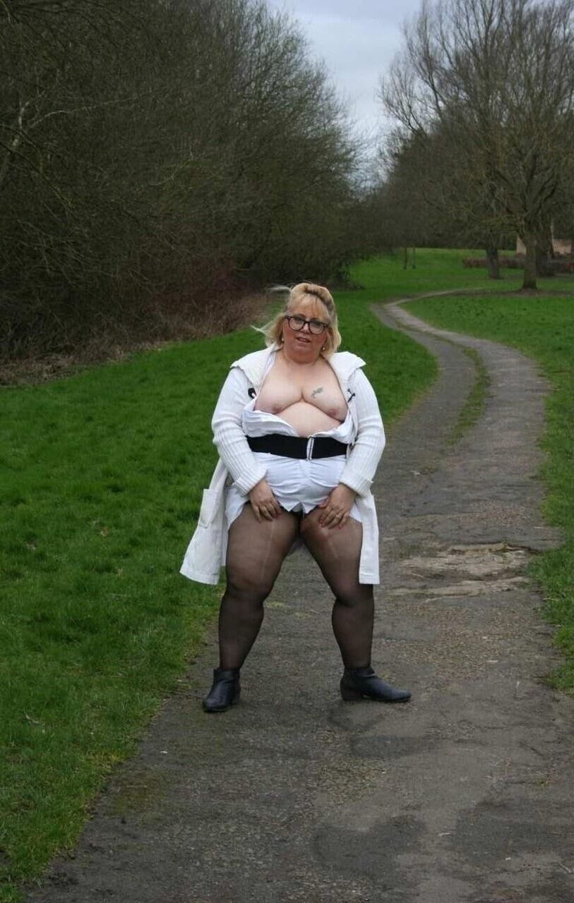 Une Splendide Vieille Grosse Truie Attend le Client