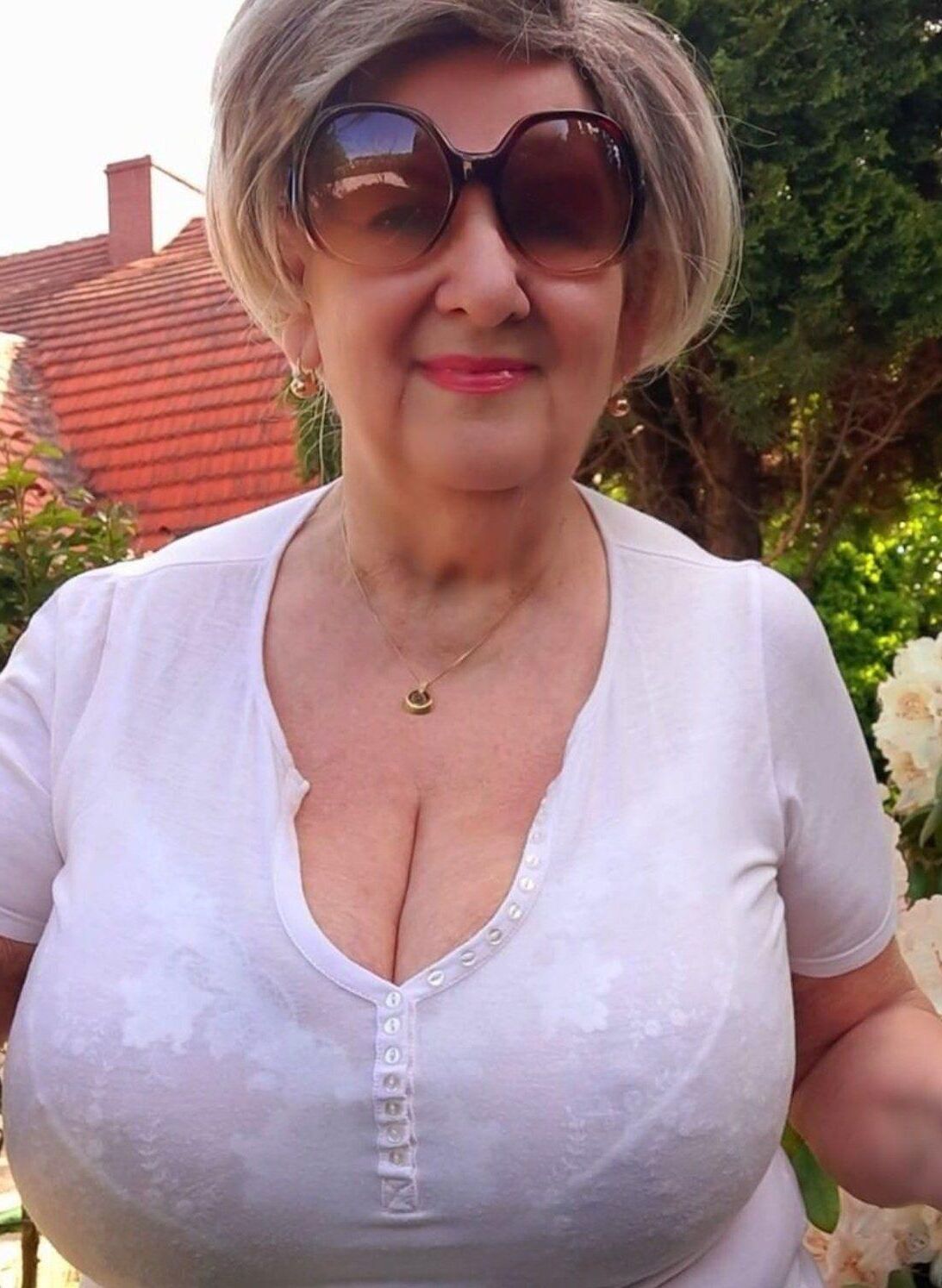 Regarde-moi jeune homme, pas à mes seins