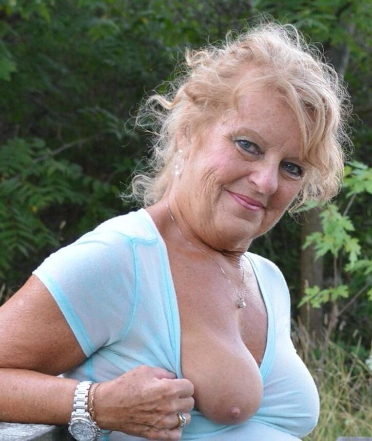 Hey mom, show me one tit! 