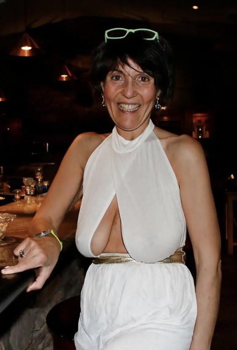 Regarde-moi jeune homme, pas à mes seins