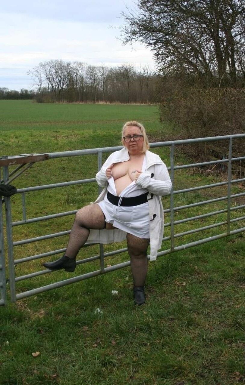 Une Splendide Vieille Grosse Truie Attend le Client