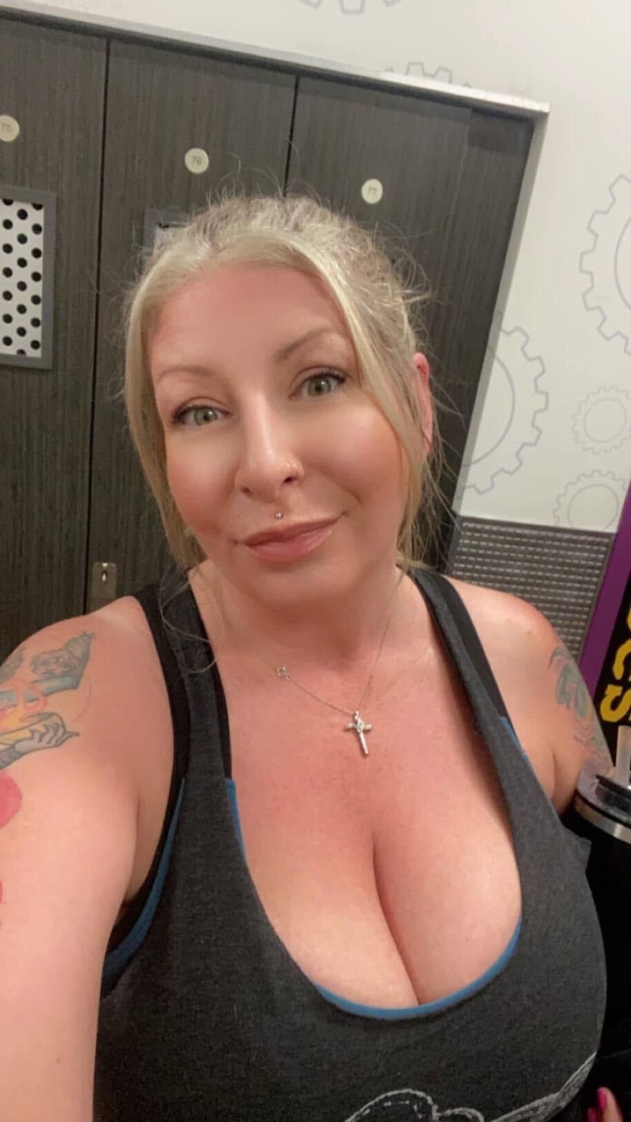 Neighborhood MILF Big Tits