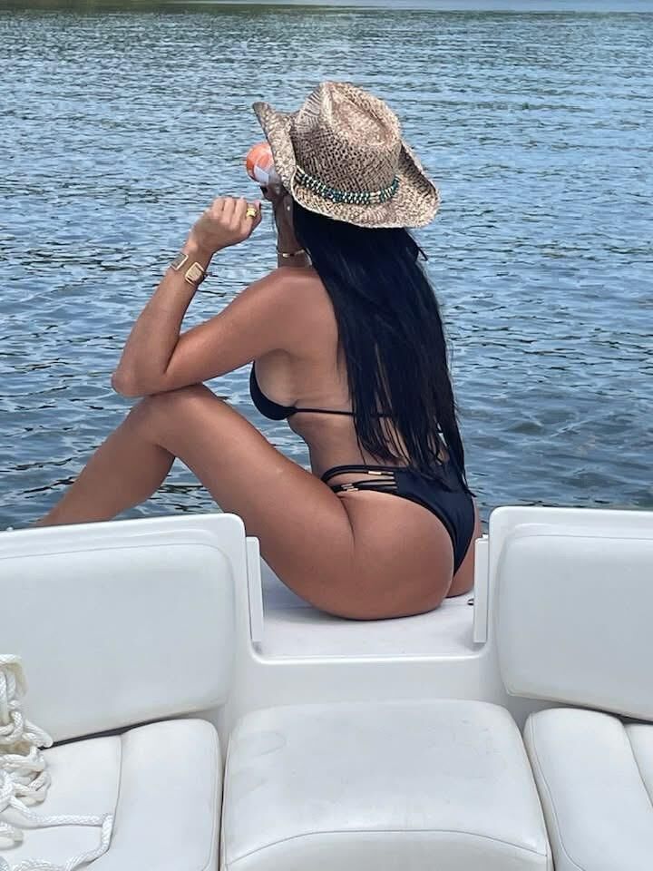 Neighborhood MILF Big Tits