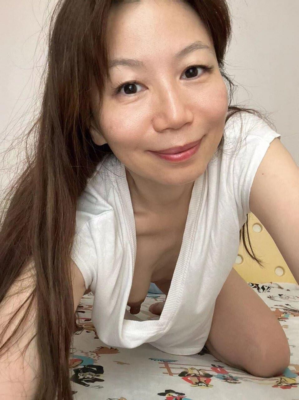 Milf asiático cachondo que le encanta ser una puta
