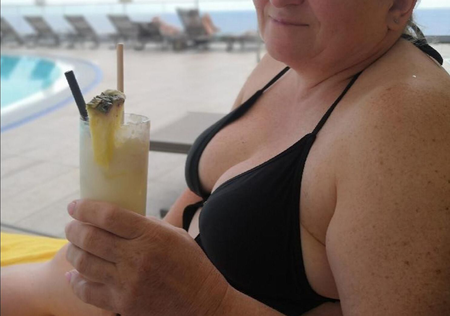 私の妻はいつも良い水泳、良い飲み物、そして良いセックスが大好きです！