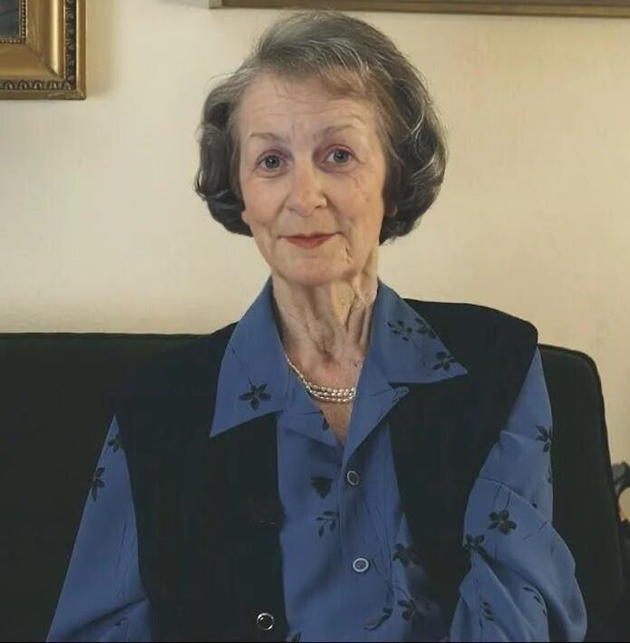 La bibliotecaria retirada de la señorita Holmes busca un joven para desviarla
