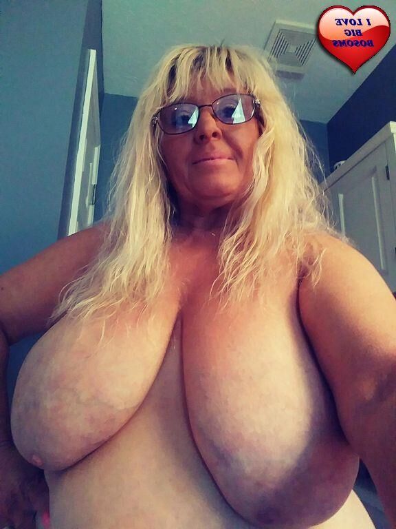 Dames plus âgées avec de beaux grands seins