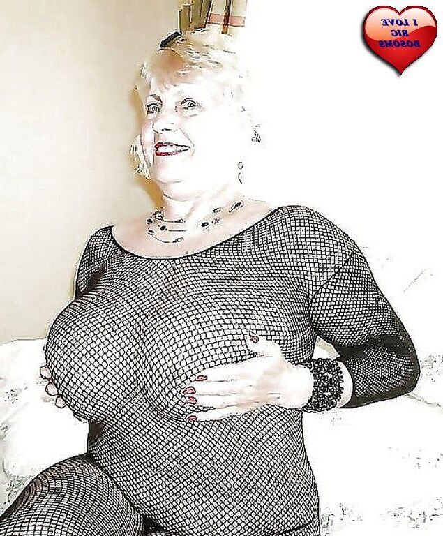 Dames plus âgées avec de beaux grands seins