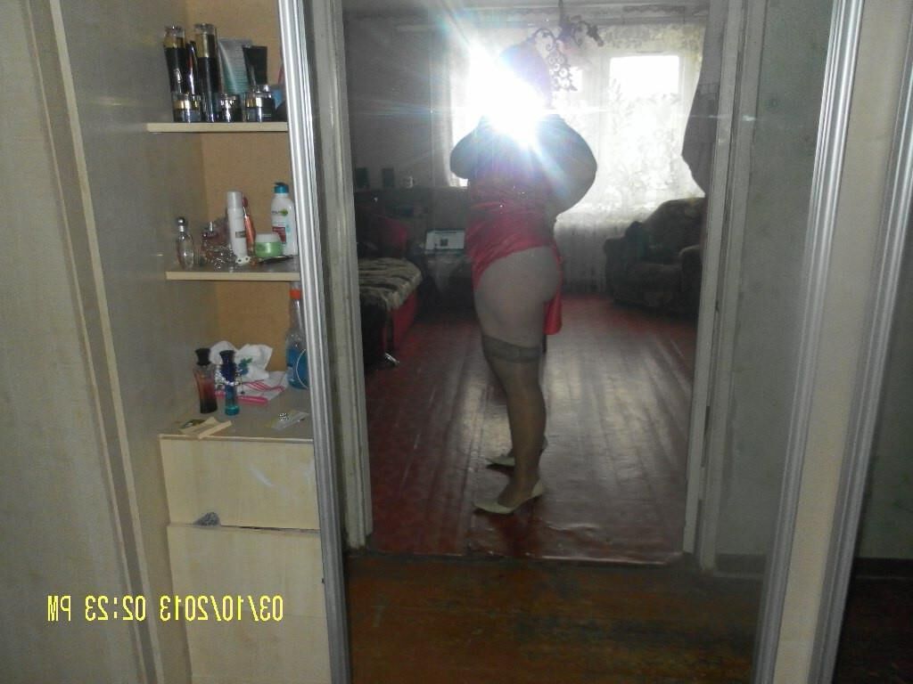 Julia amadora madura russa gordinha posando em casa