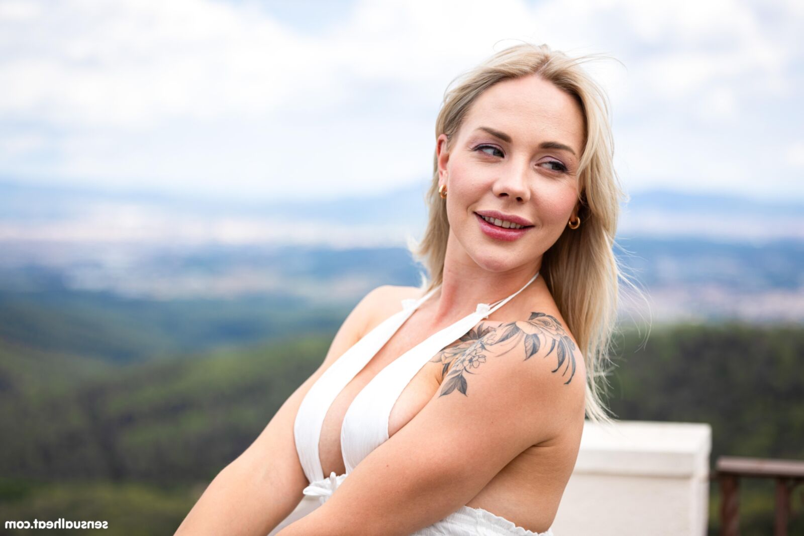 Angie Luchs Yo Pussy Vergnügen auf dem Sofa