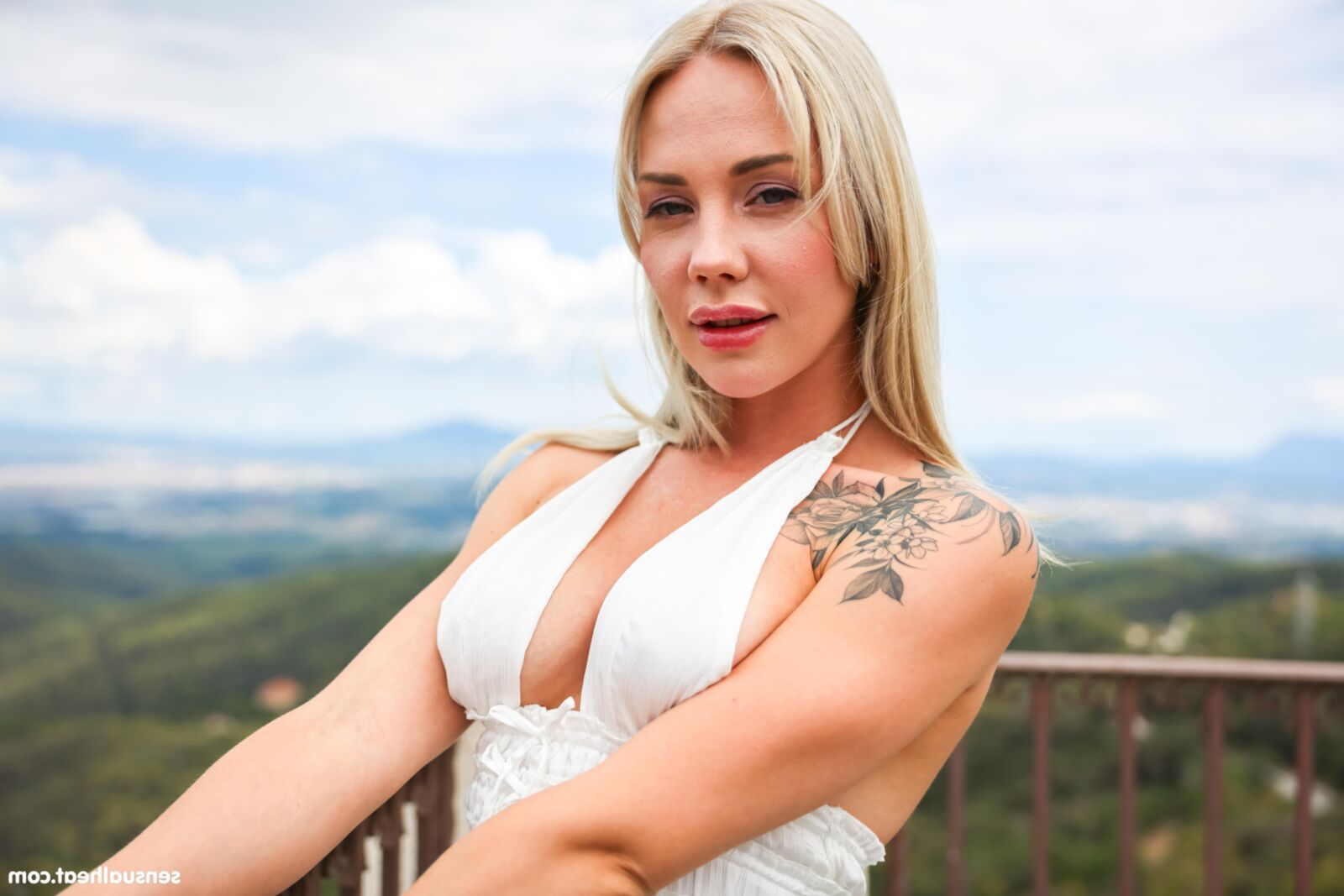 Angie Luchs Yo Pussy Vergnügen auf dem Sofa