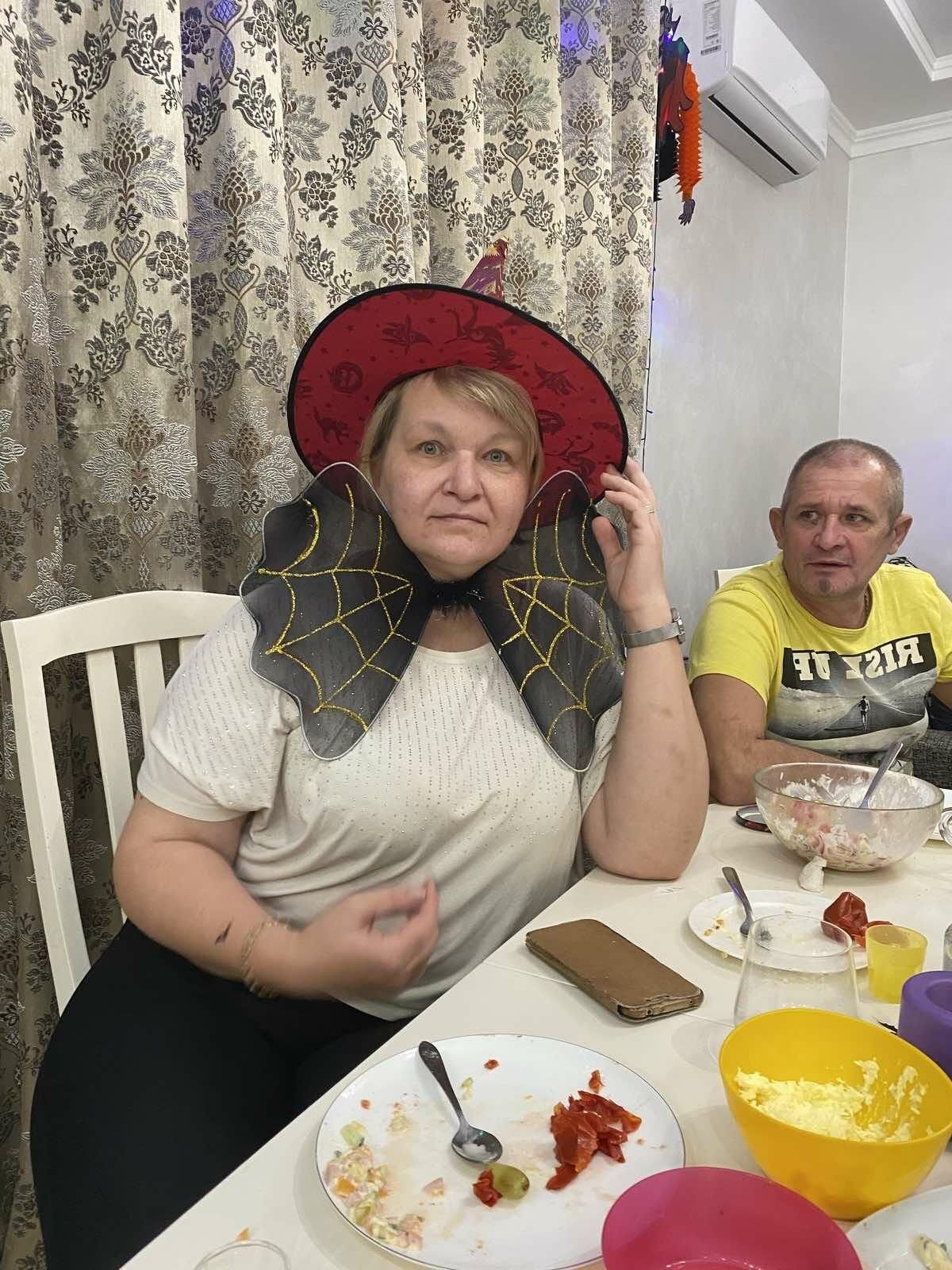 Julia amadora madura russa gordinha posando em casa