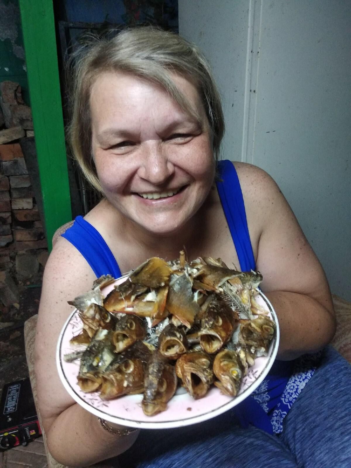 Julia amadora madura russa gordinha posando em casa