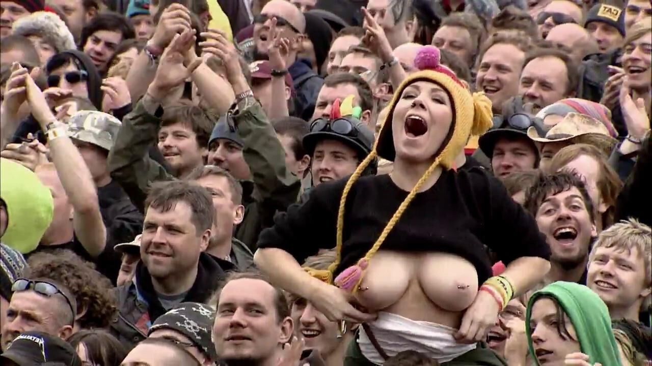Titten blinken bei Konzerten (WTF)