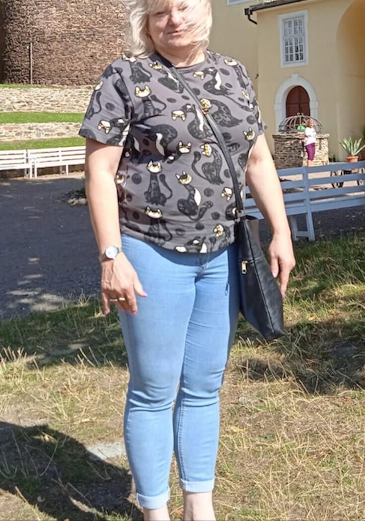 Meine Frau zog sich elegant an, blitzte aber auch ihre großen Titten auf