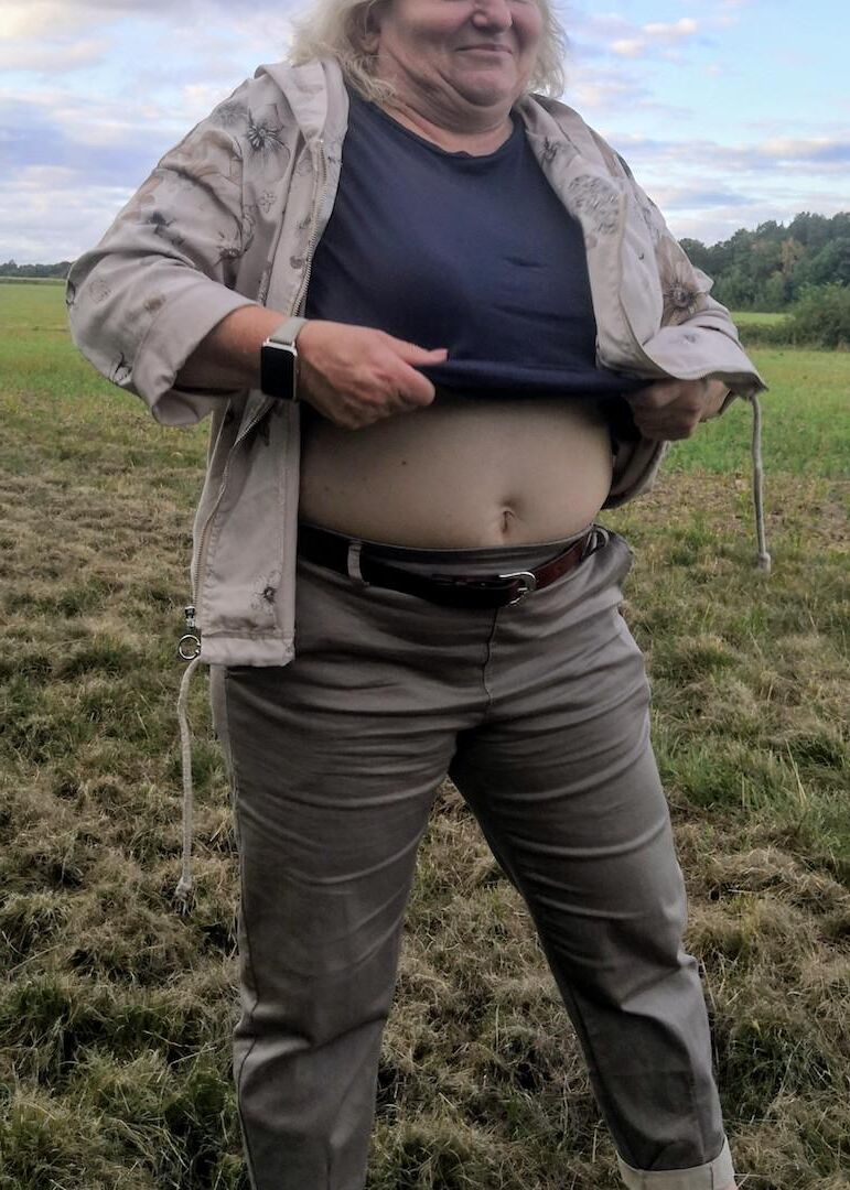Meine Frau zog sich elegant an, blitzte aber auch ihre großen Titten auf