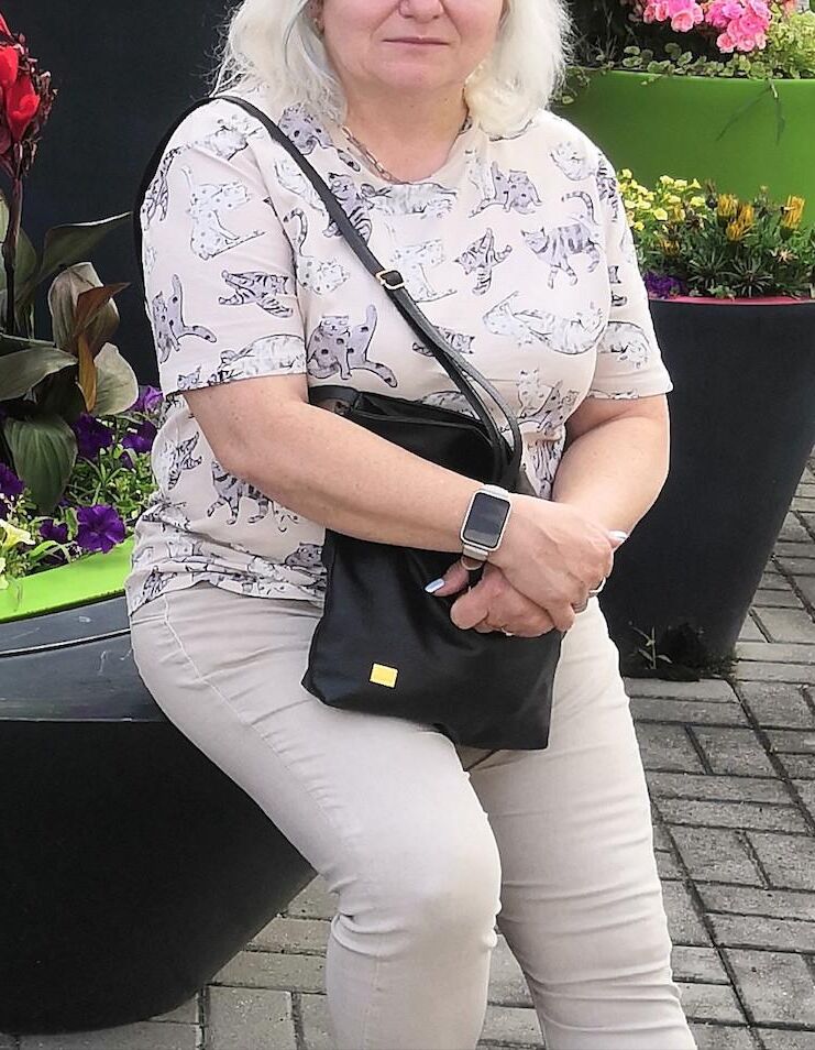 Meine Frau zog sich elegant an, blitzte aber auch ihre großen Titten auf