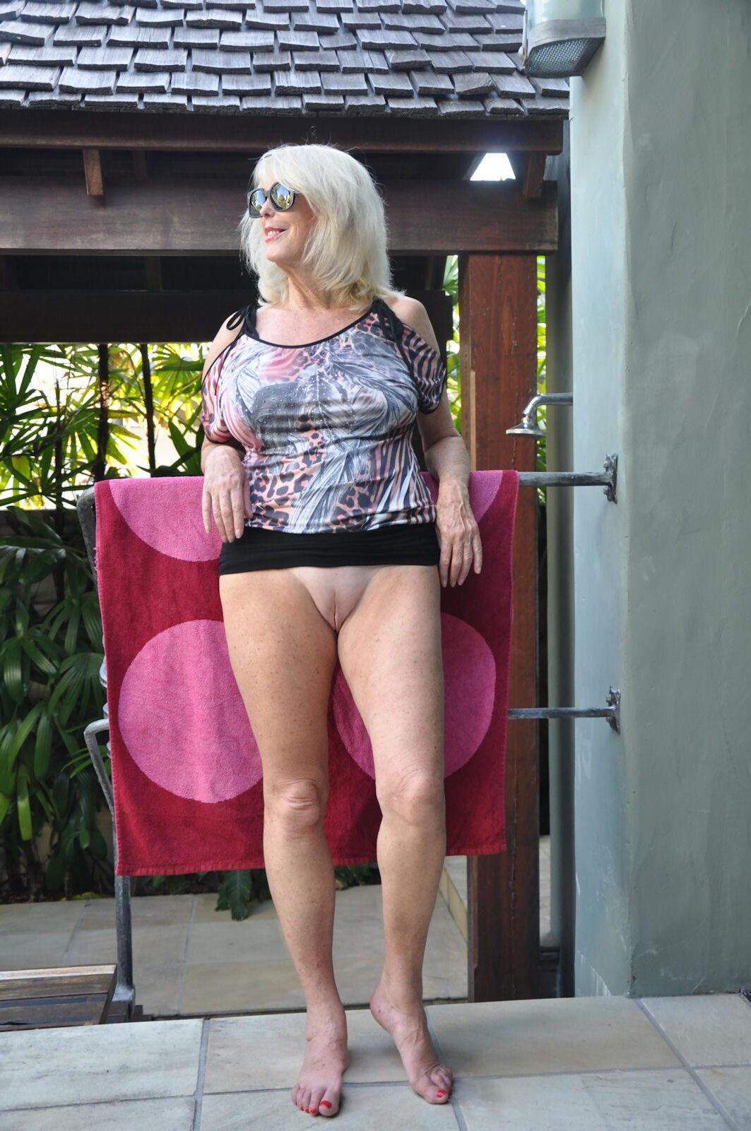 Nossa adorável Lady Diane Squats and Upskirts!